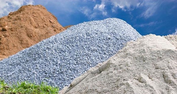 Un montón de arena, grava y tierra contra un cielo azul