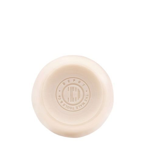 Sapone rotondo, di colore bianco sporco, con il marchio 