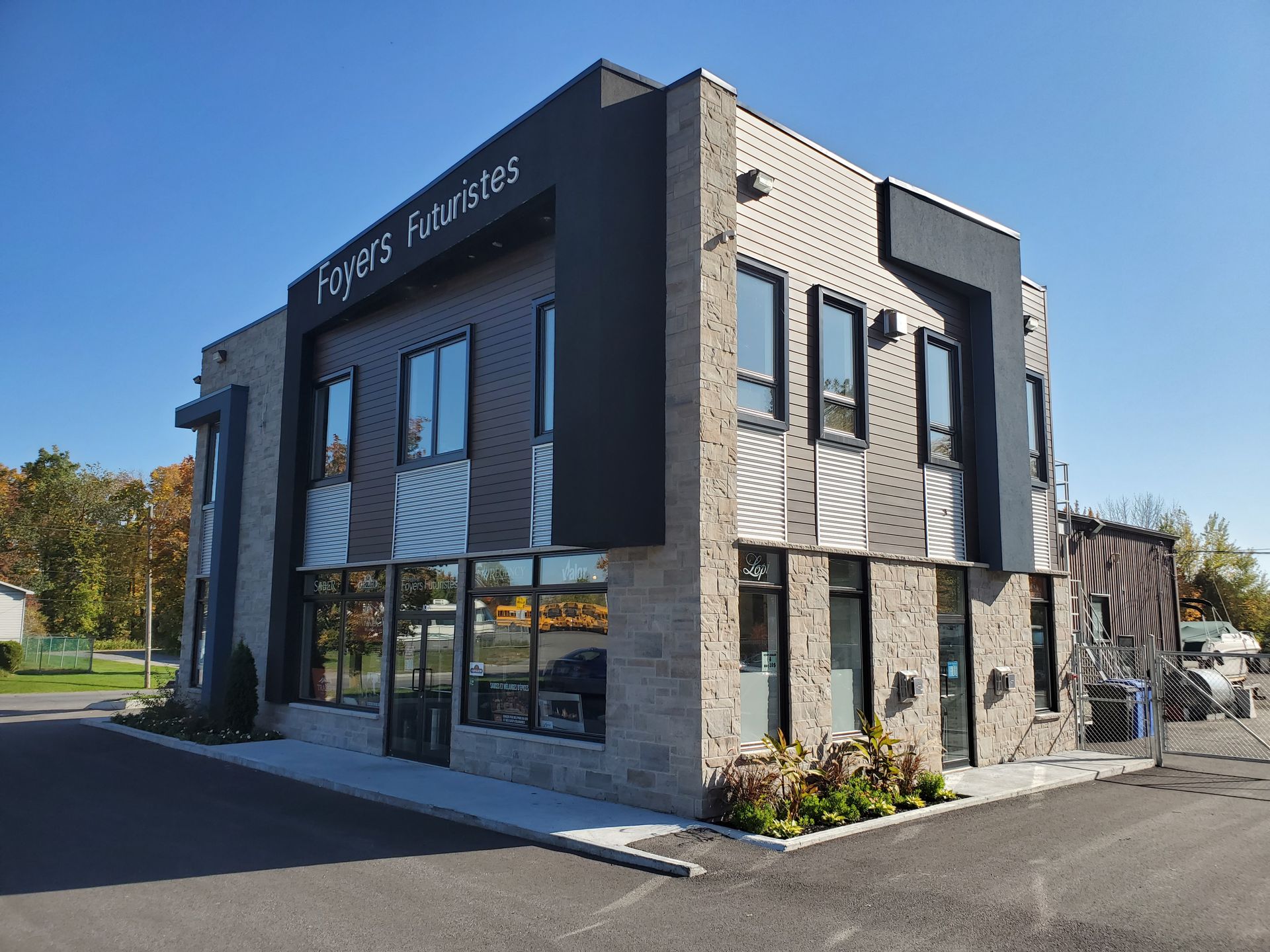 Bâtiment moderne de deux étages avec une enseigne indiquant « Fryer's Fantastique ». Façade en briques