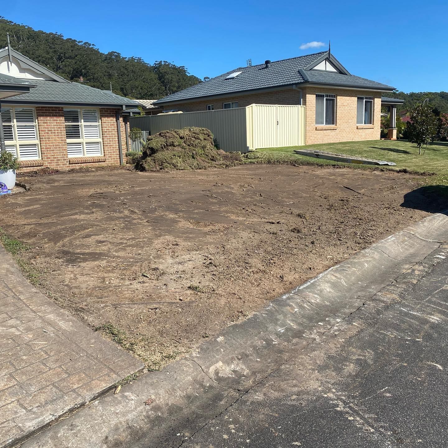 Cleared Front Yard With Dirt Bordering a Sidewalk and Curb — All Tree Solutions In Warner Vale, NSW