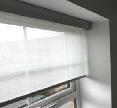 Sheer fabric roller blind to defuse the light, colour white