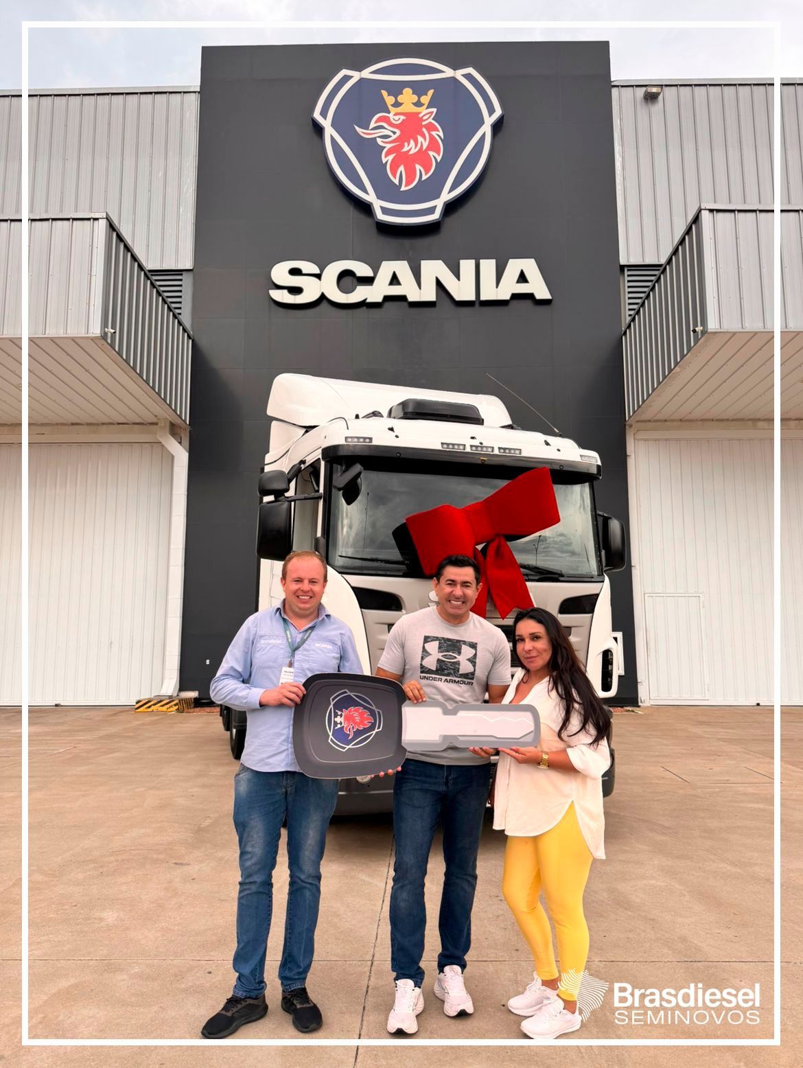 Um conjunto de altas palmeiras de coco contra um céu suave em tons dourados.