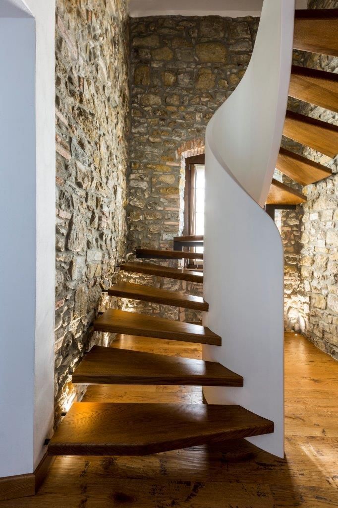 Una scala a chiocciola in legno