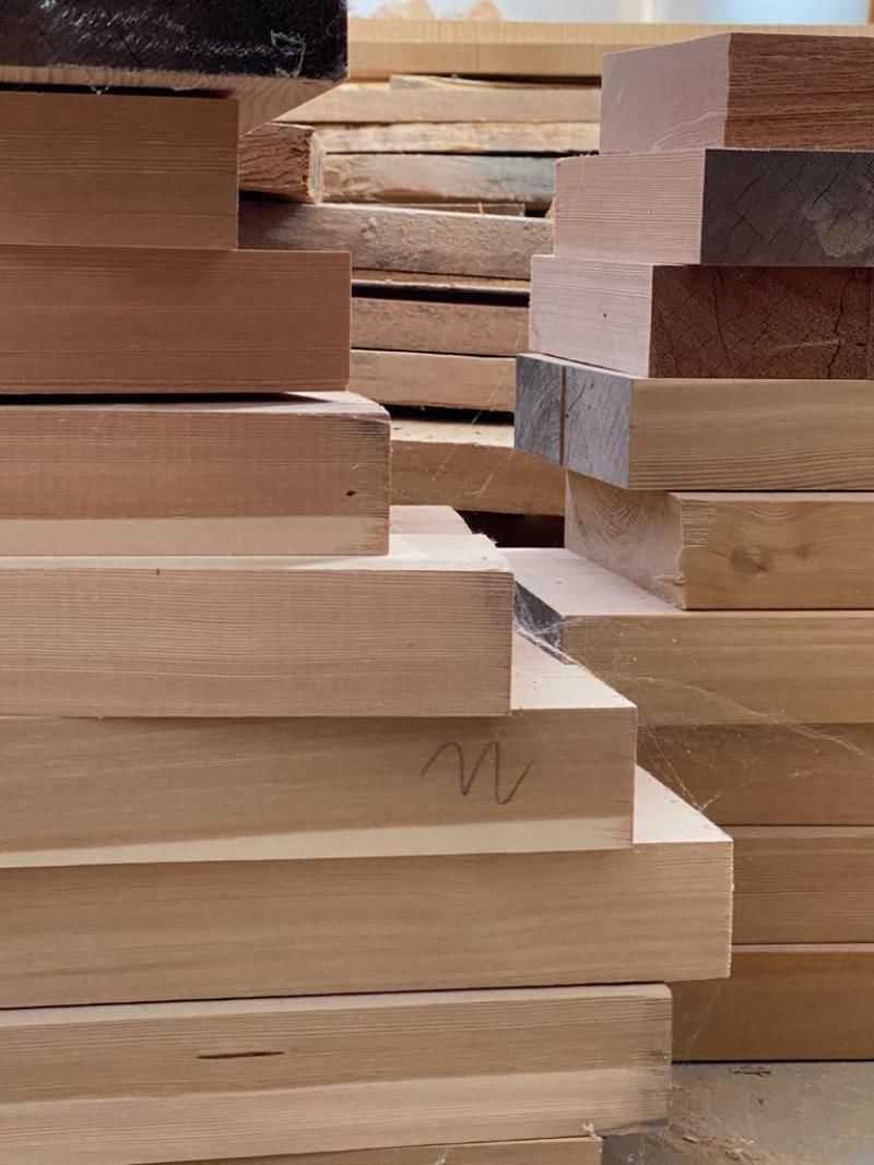 Una catasta di legna è accatastata una sopra l'altra.