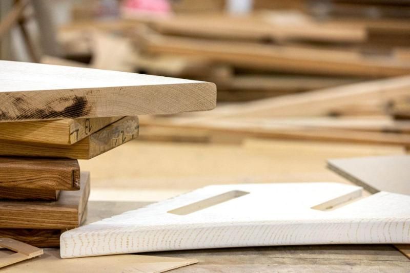 Una pila di assi di legno sedute una sopra l'altra su un tavolo di legno.