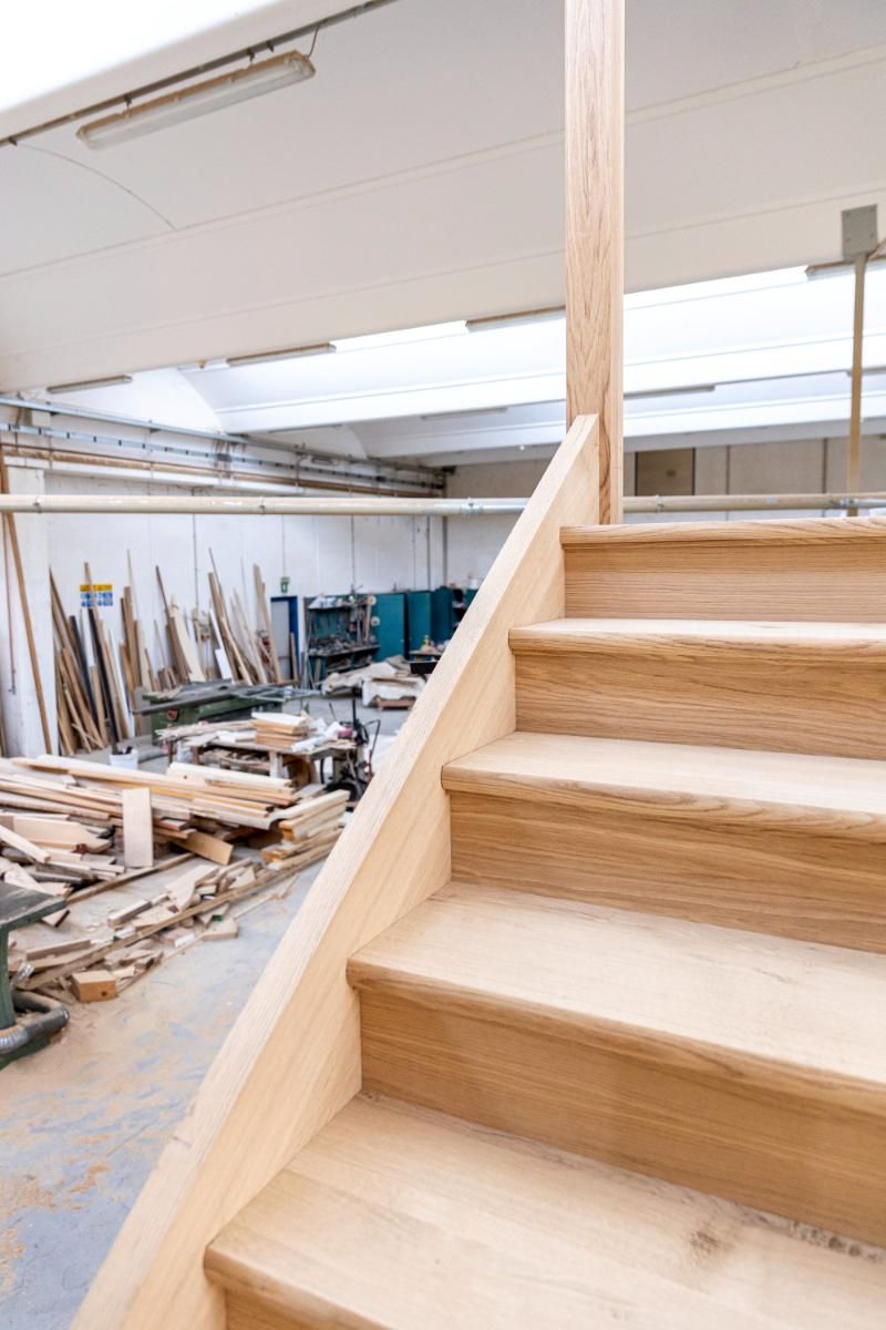 In un laboratorio si sta costruendo una scala in legno.