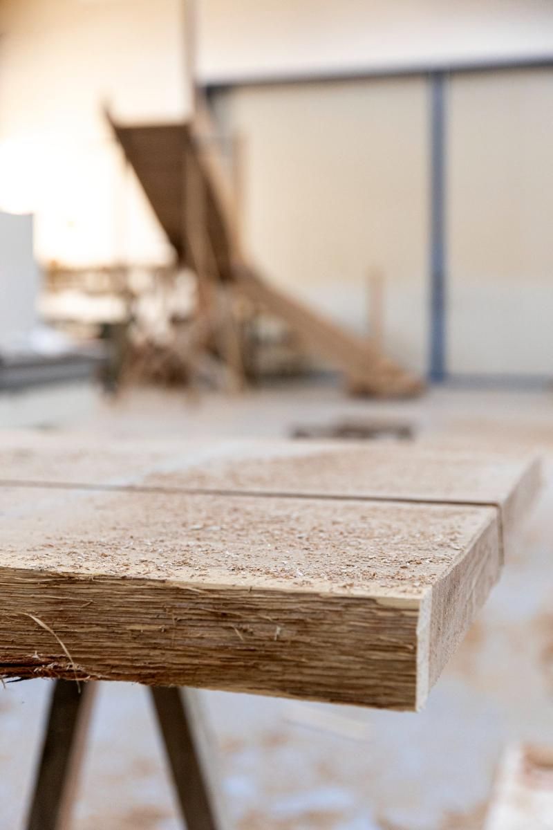 Un primo piano di un tavolo di legno con uno sfondo sfocato.