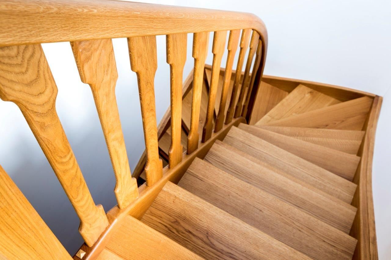 Un primo piano di una scala in legno con ringhiera