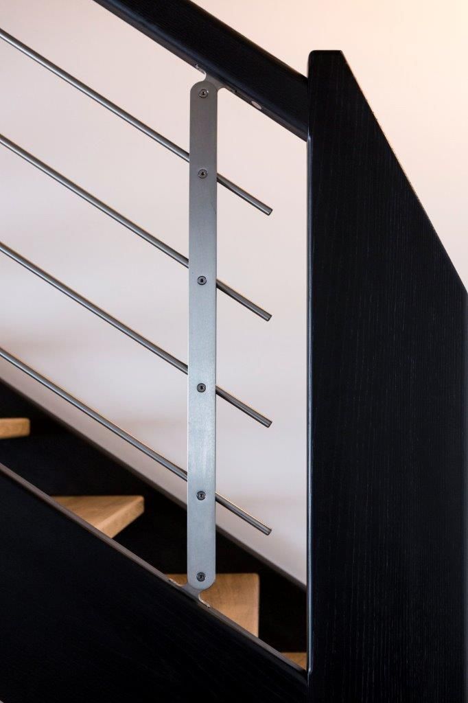 Un primo piano di una ringhiera metallica su una scala