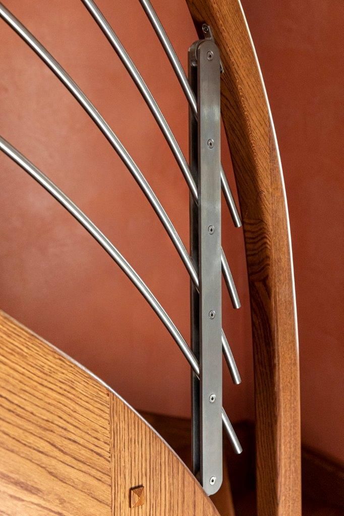 Un primo piano di una ringhiera metallica su una scala in legno