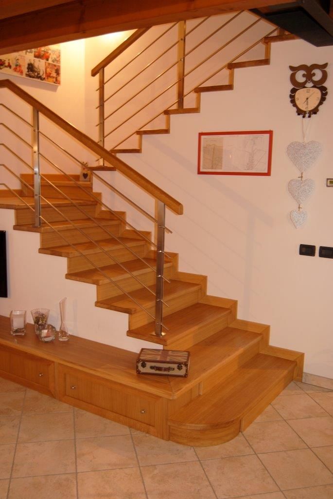 Una scala in legno con ringhiera in metallo