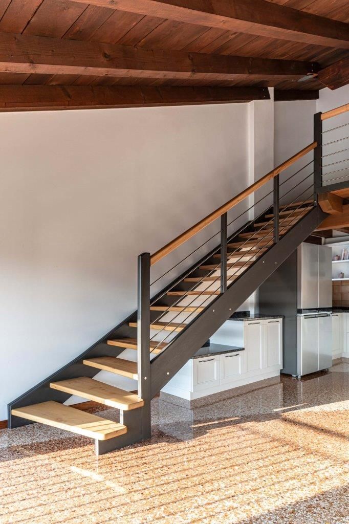 Una scala di legno stile classico