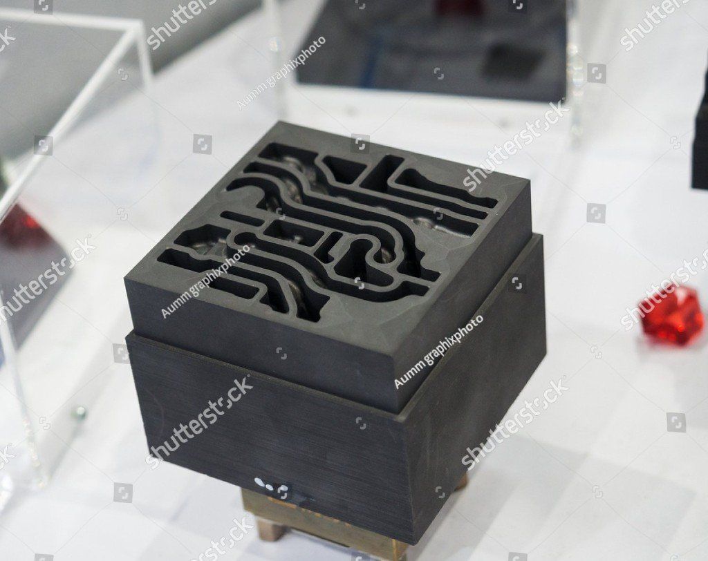 Auf einem Tisch steht eine schwarze Box mit einem Labyrinthmuster.