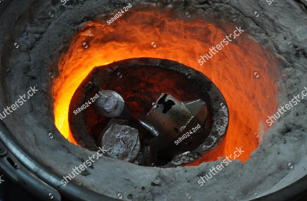 Eine Nahaufnahme eines Metallgegenstands, der in einem Ofen geschmolzen wird.