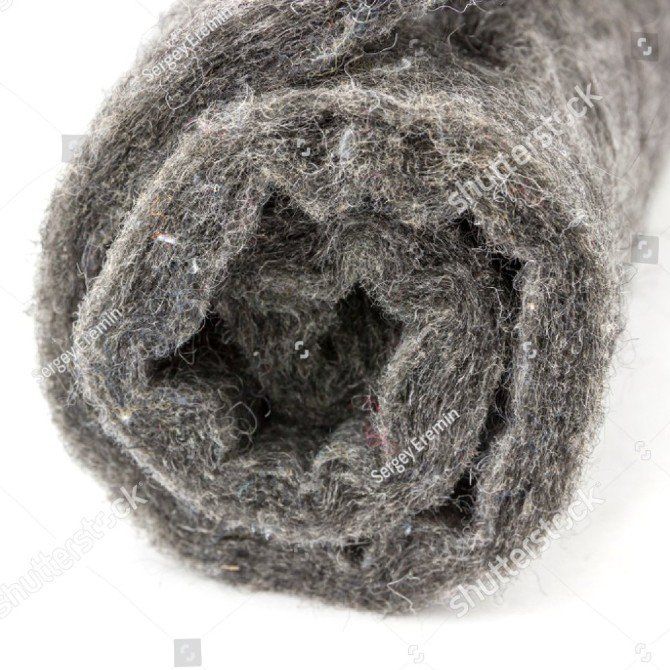 Eine Nahaufnahme einer Wollrolle auf einem weißen Hintergrund.