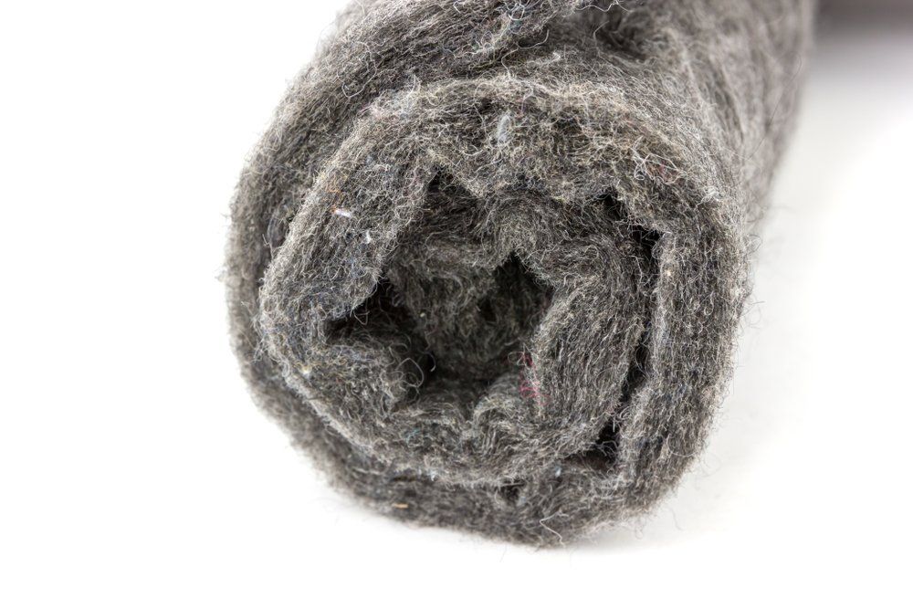 Eine Nahaufnahme einer Wollrolle auf einem weißen Hintergrund.