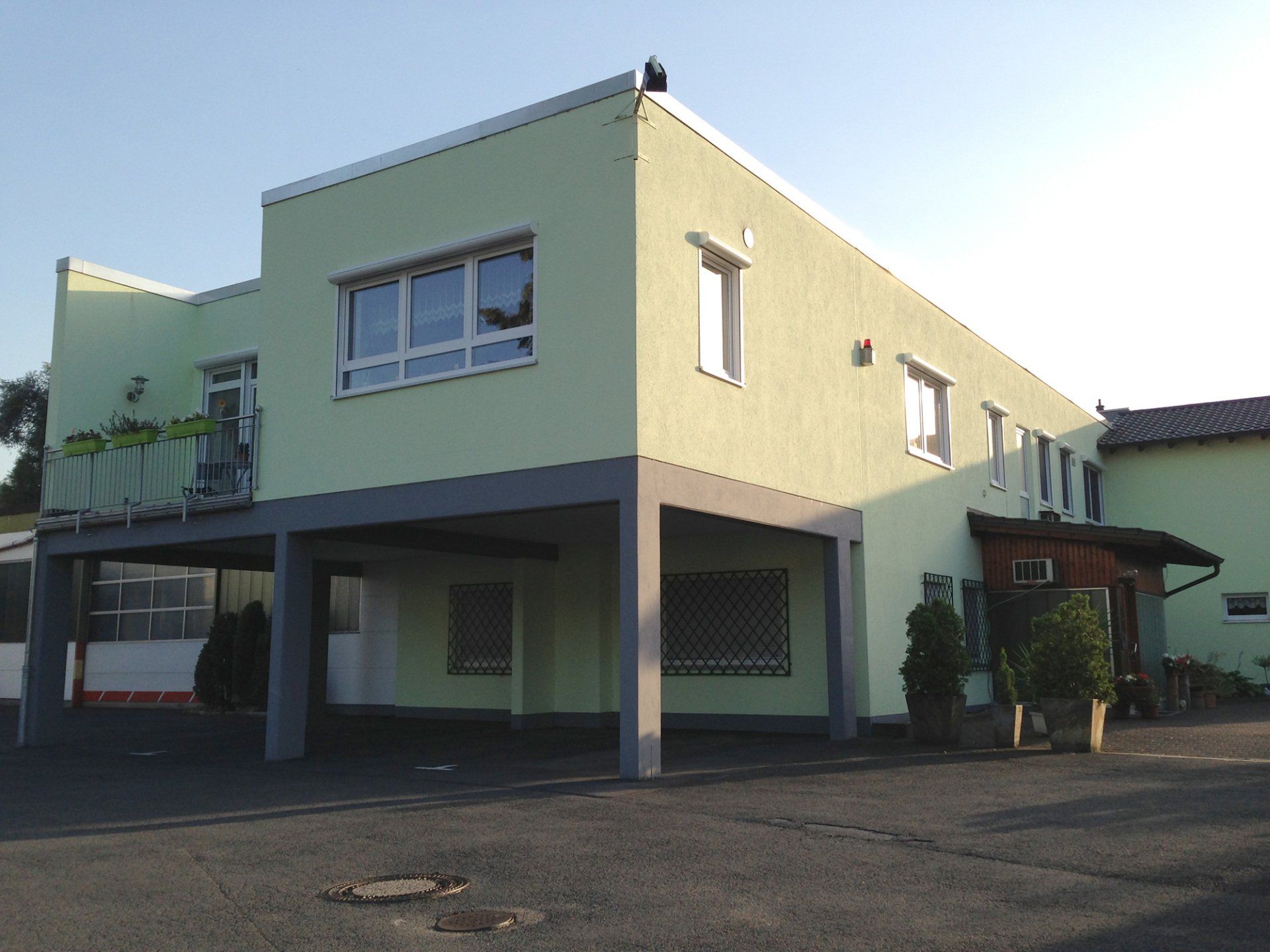 Ein großes grünes Gebäude mit vielen Fenstern