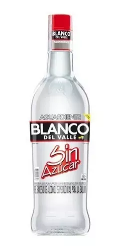 Botella de ron Blanco del Valle Sin Azúcar con etiqueta roja y blanca, vidrio transparente.