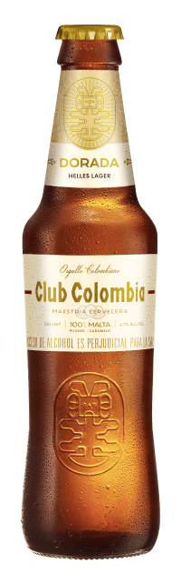 Una botella de cerveza Club Colombia sobre un fondo blanco; botella marrón con etiqueta dorada y crema; tapa de botella dorada.