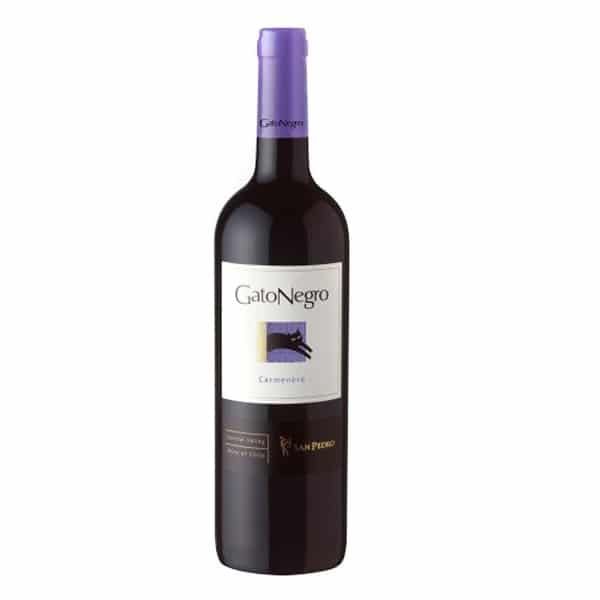 Botella de vino tinto Gato Negro Carmenere con etiqueta morada.