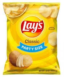 Bolsa de papas fritas Lay's Classic tamaño fiesta. Bolsa amarilla con el logo de Lay's, papas fritas y una ilustración de una papa.