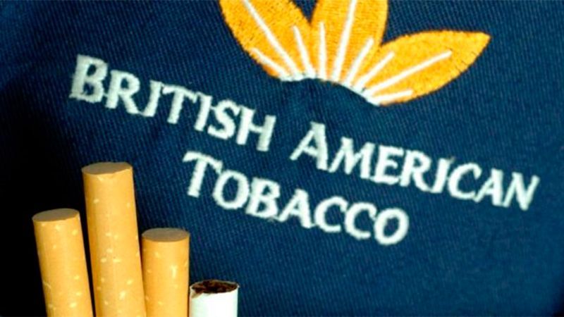 Logotipo de British American Tobacco con cigarrillos sobre un fondo azul oscuro.