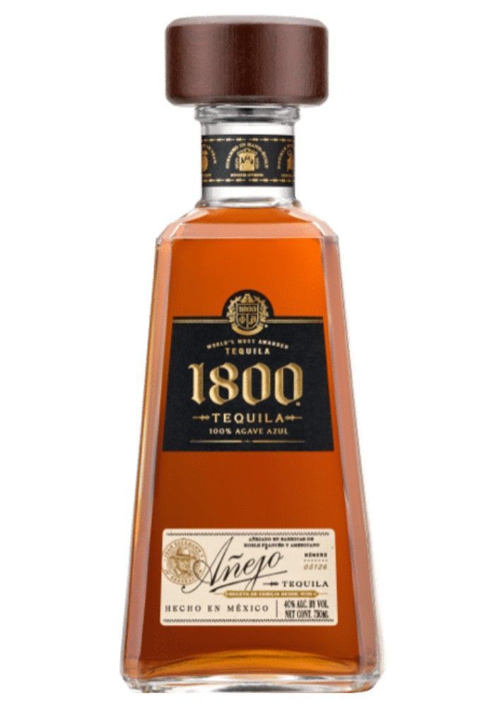 Botella de Tequila Añejo 1800 con líquido color ámbar oscuro, etiqueta negra y tapa marrón.