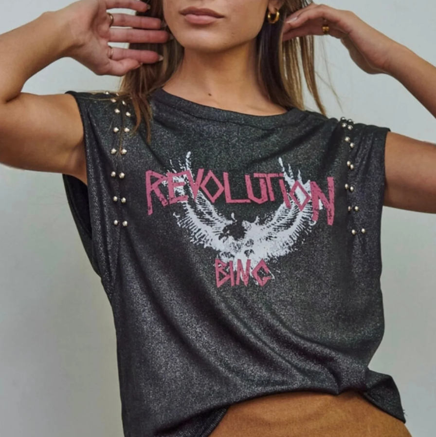 Mujer que lleva una camiseta negra sin mangas con tachuelas y la palabra