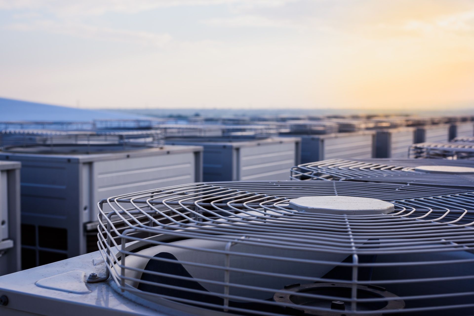 A large air conditioner is sitting on top of a building.