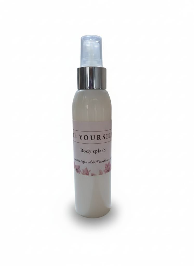 Una botella de leche capilar “Exfoliante” con etiqueta rosa y floral.