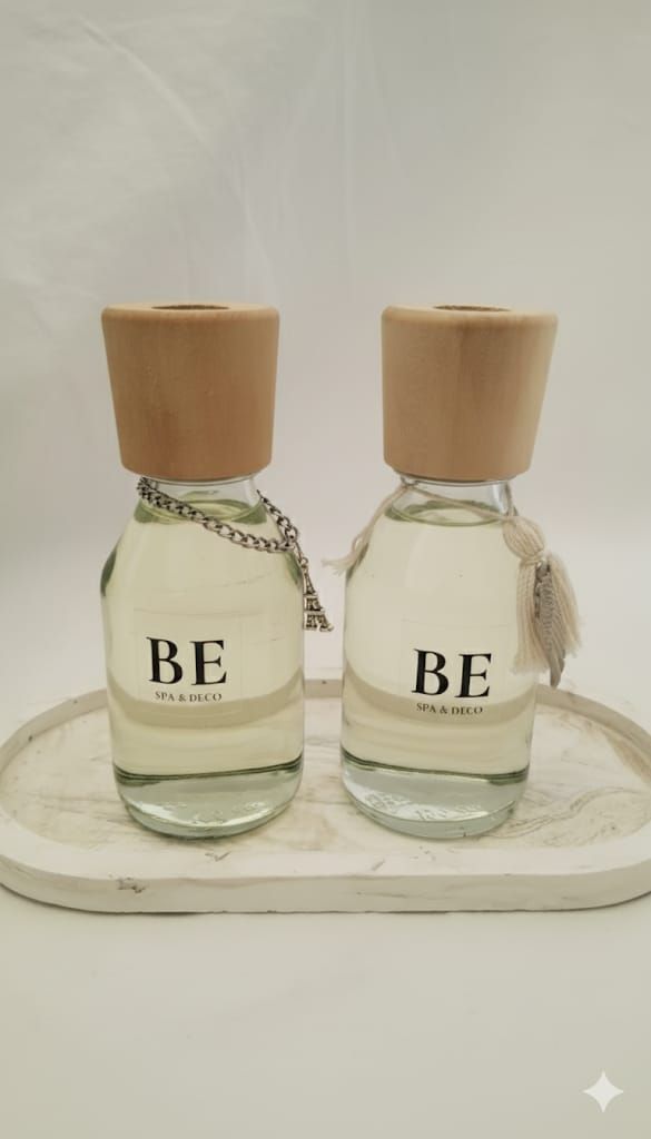 Dos botellas de vidrio con tapones de madera, etiquetadas