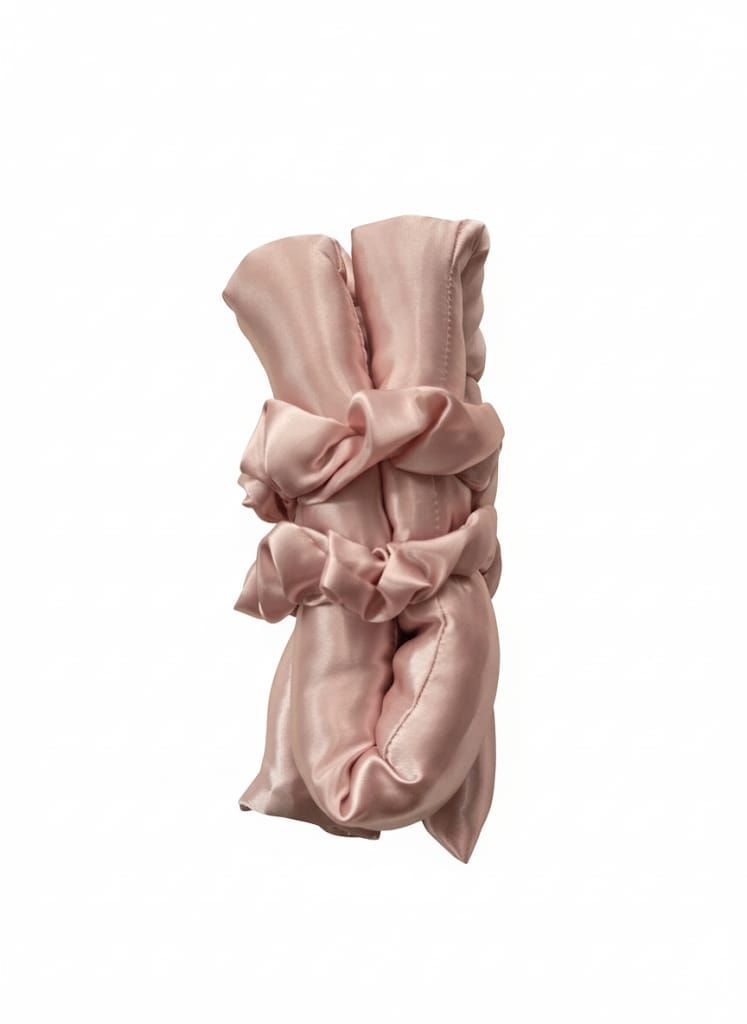 Pañuelo de seda rosa, anudado en el medio.