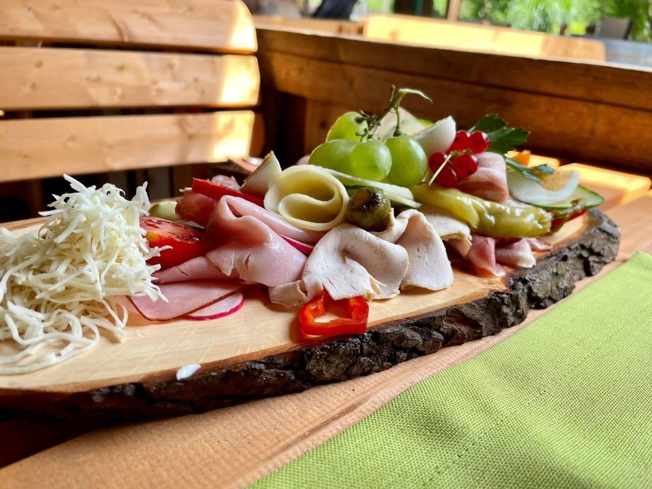 brettljause mit käse und fleischsorten