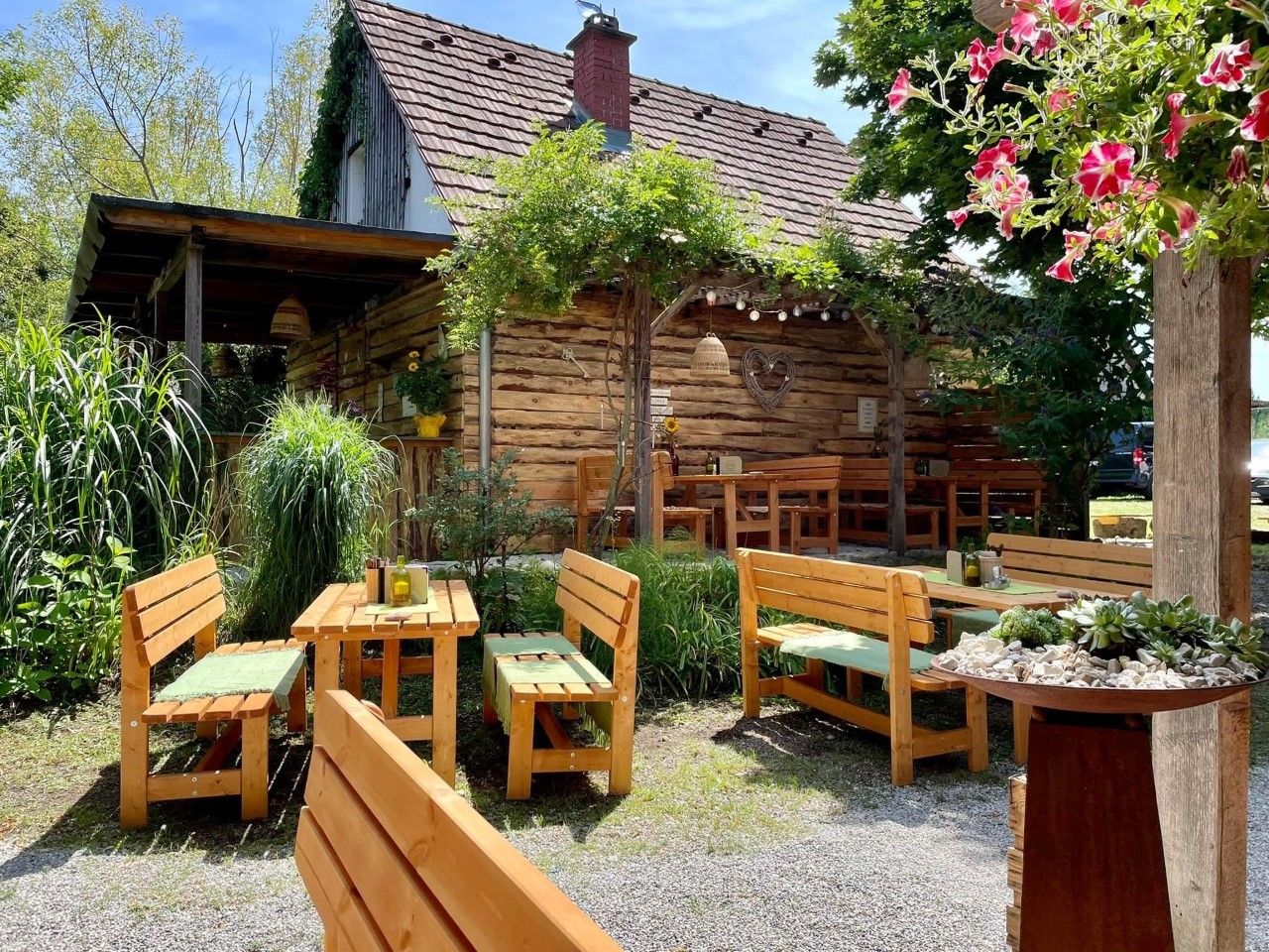 Holzgarnitur, Tische und Stühle