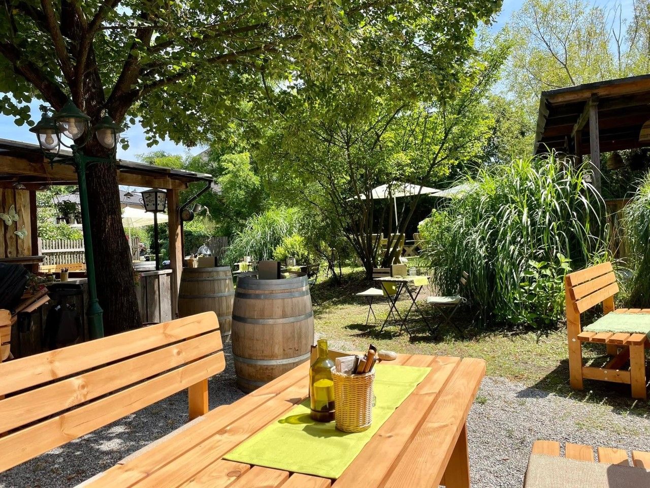 Außenbereich Heuriger Bierbänke