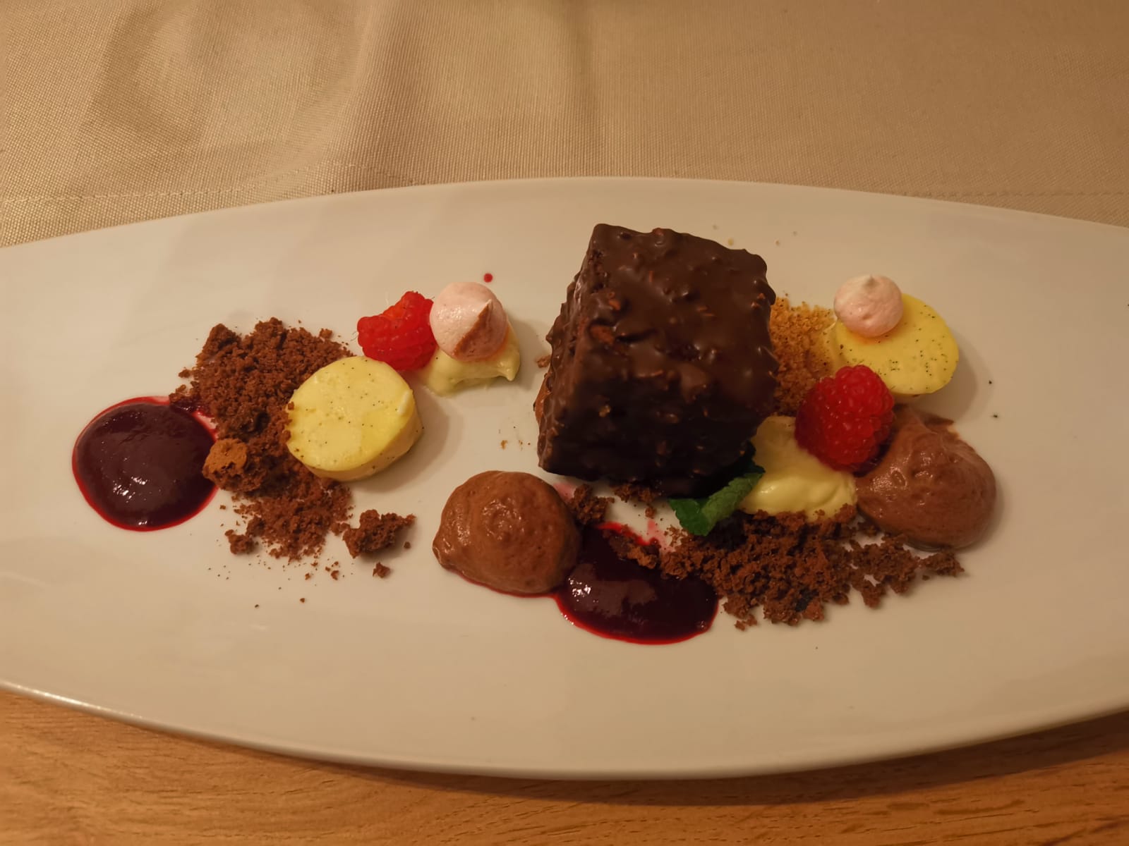 Schokoladedessert mit Früchten