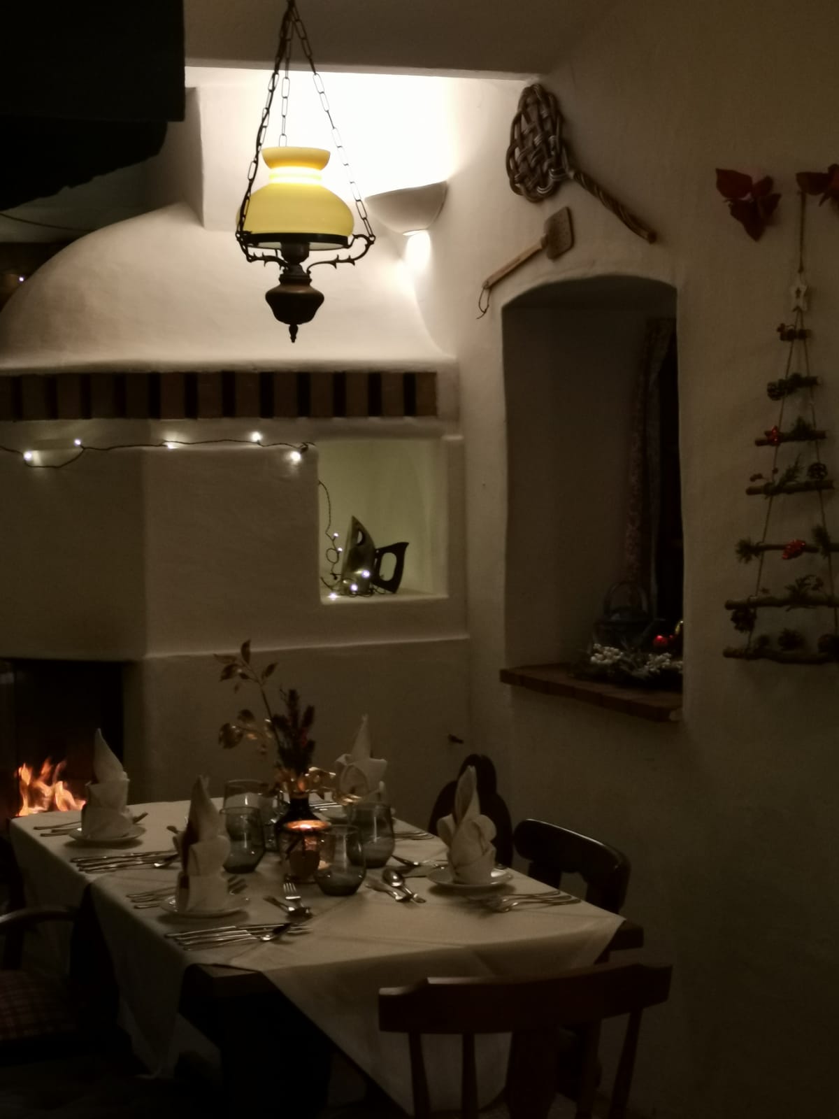 Tisch in einem Heurigen in der Nähe eines Kaminofens