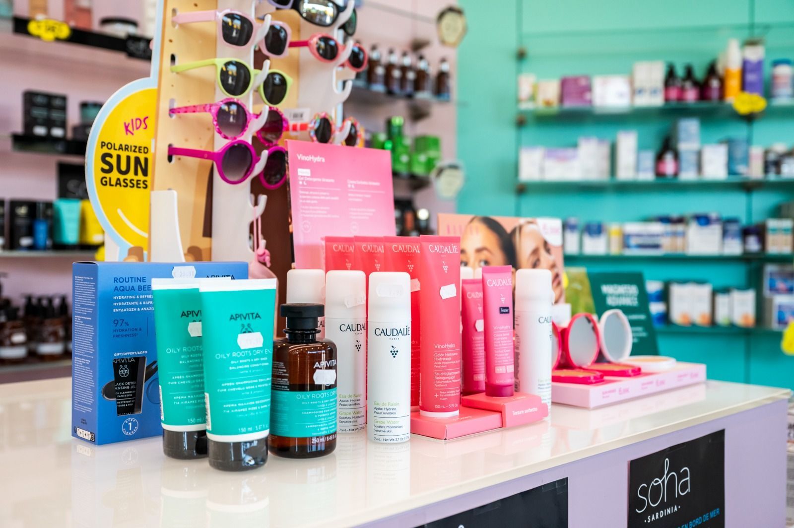 Un'esposizione di cosmetici sul bancone di un negozio.