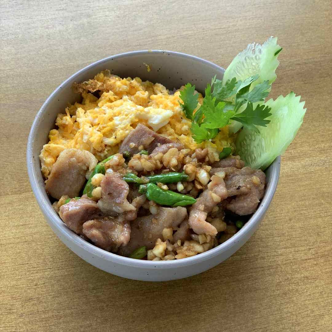 ไข่คั่วหมูกระเทียมพริกตบ