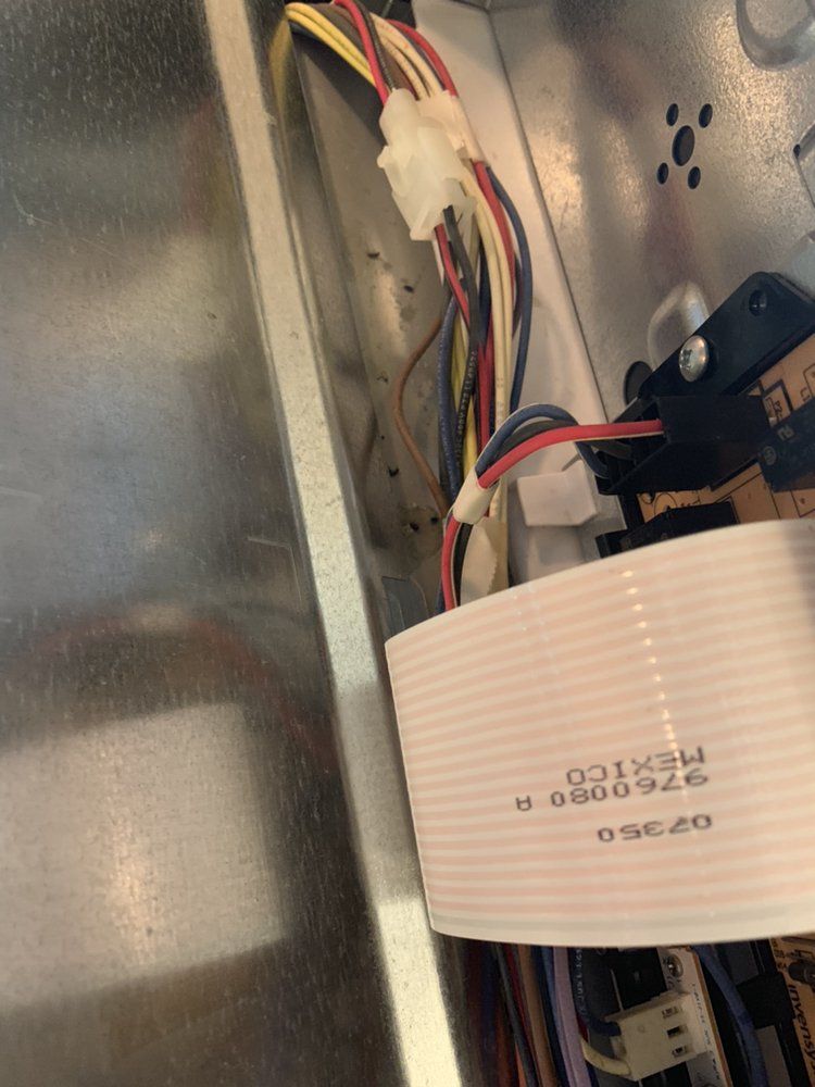 a bunch of wires are coming out of a box that says mexico on it