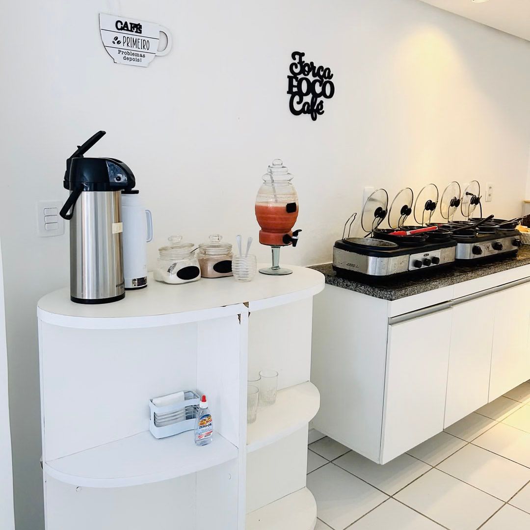 Uma cozinha com uma placa na parede que diz bom hood cafe