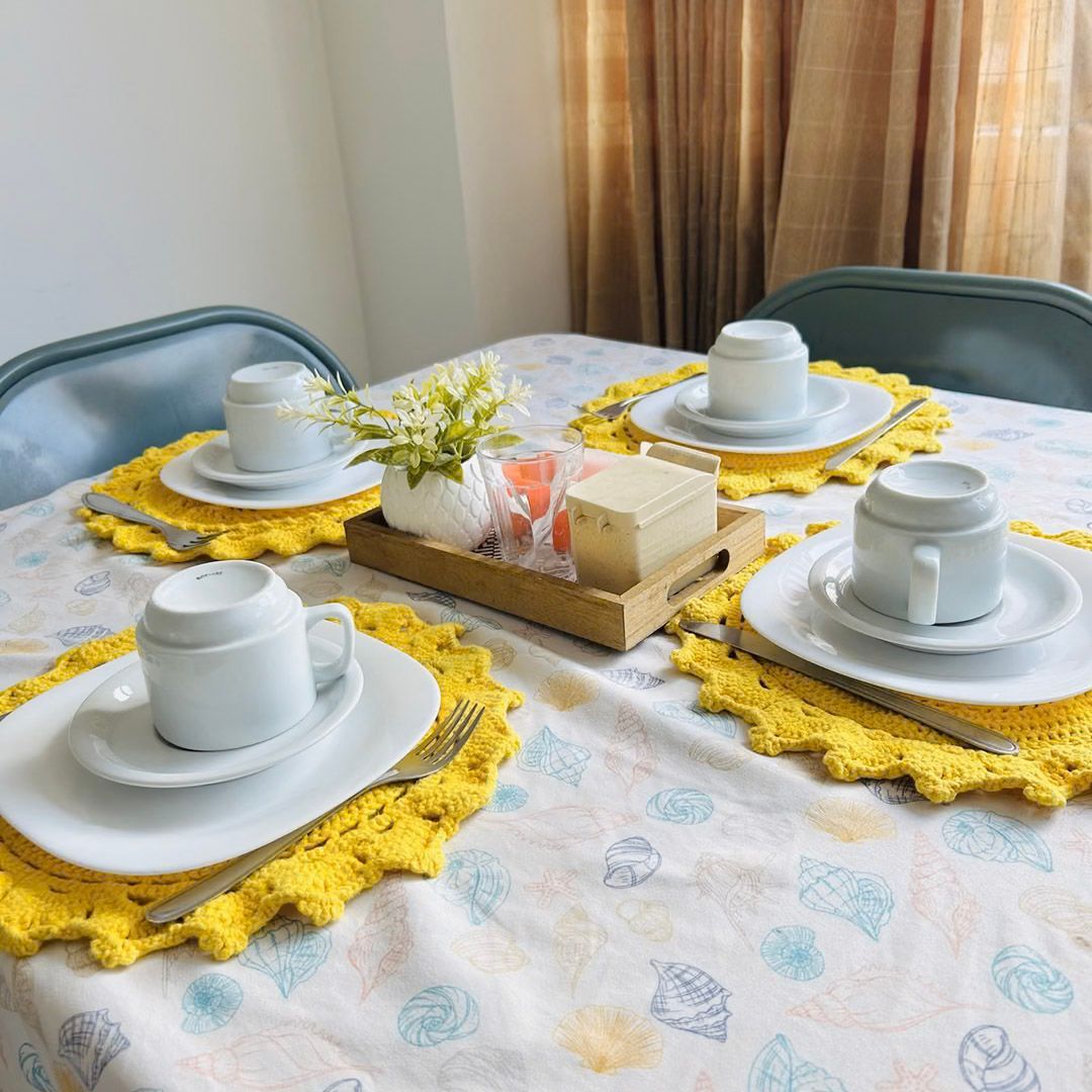 Uma mesa com quatro xícaras e pires sobre ela