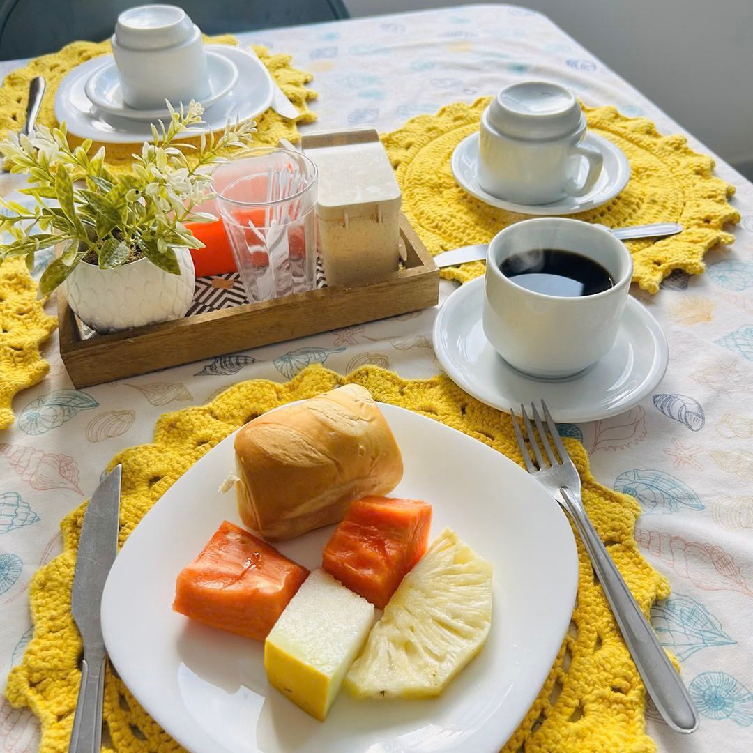 Uma mesa com pratos de comida e xícaras de café sobre ela