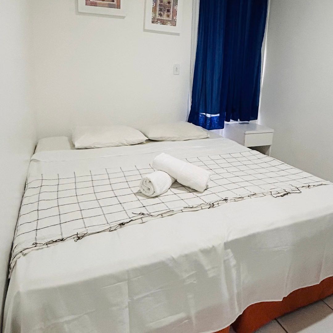 Um quarto com uma cama e duas toalhas