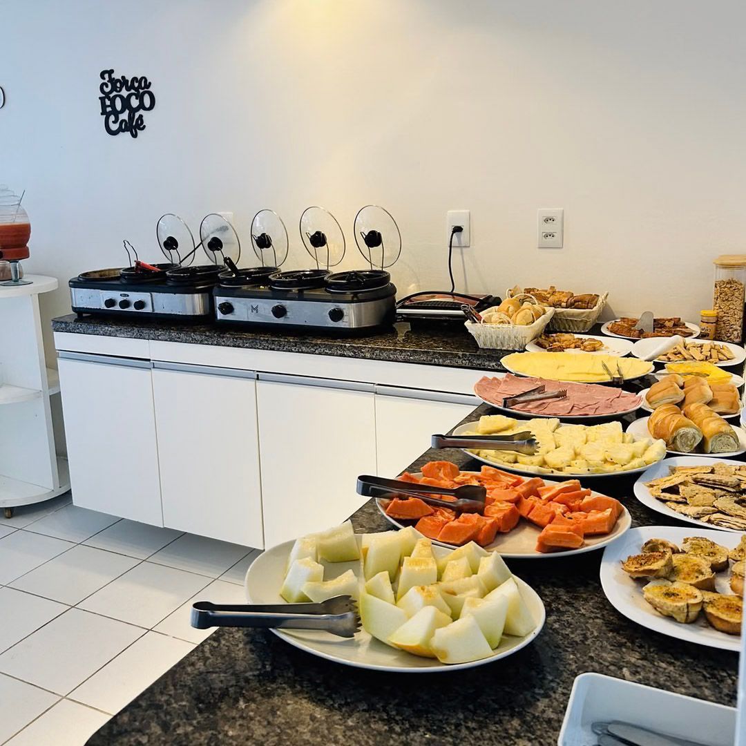 Um buffet com pratos de comida e uma placa na parede que diz