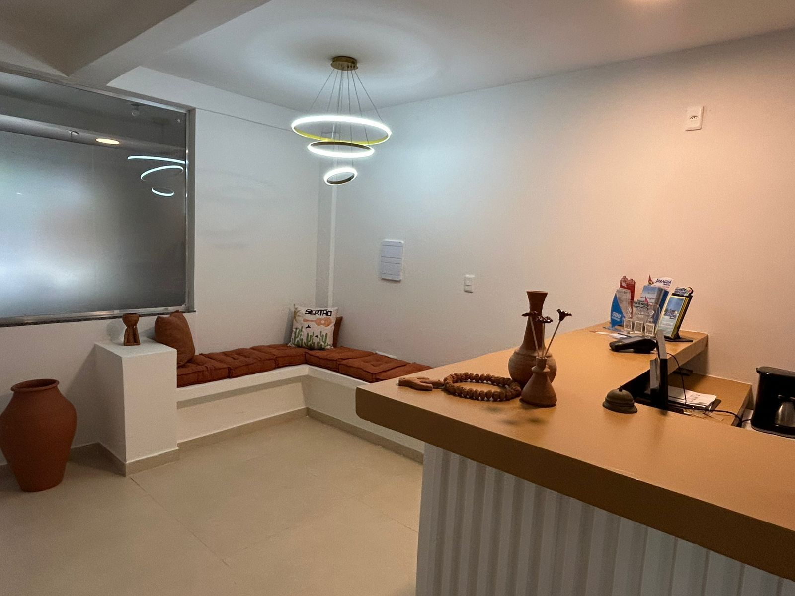 Há uma lata de lixo no meio da sala.