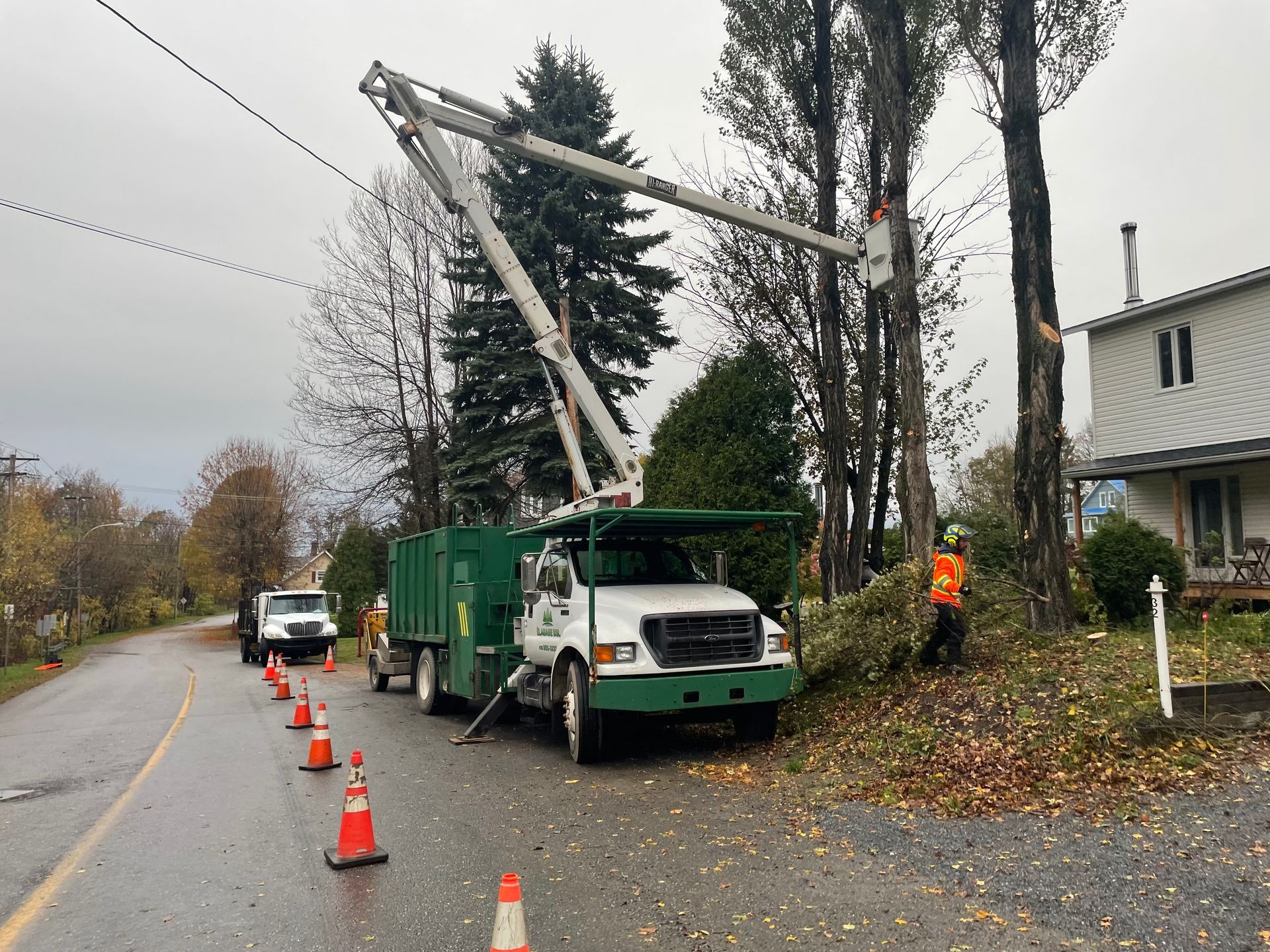 Un camion d'abattage d'arbres est garé sur le bord de la route