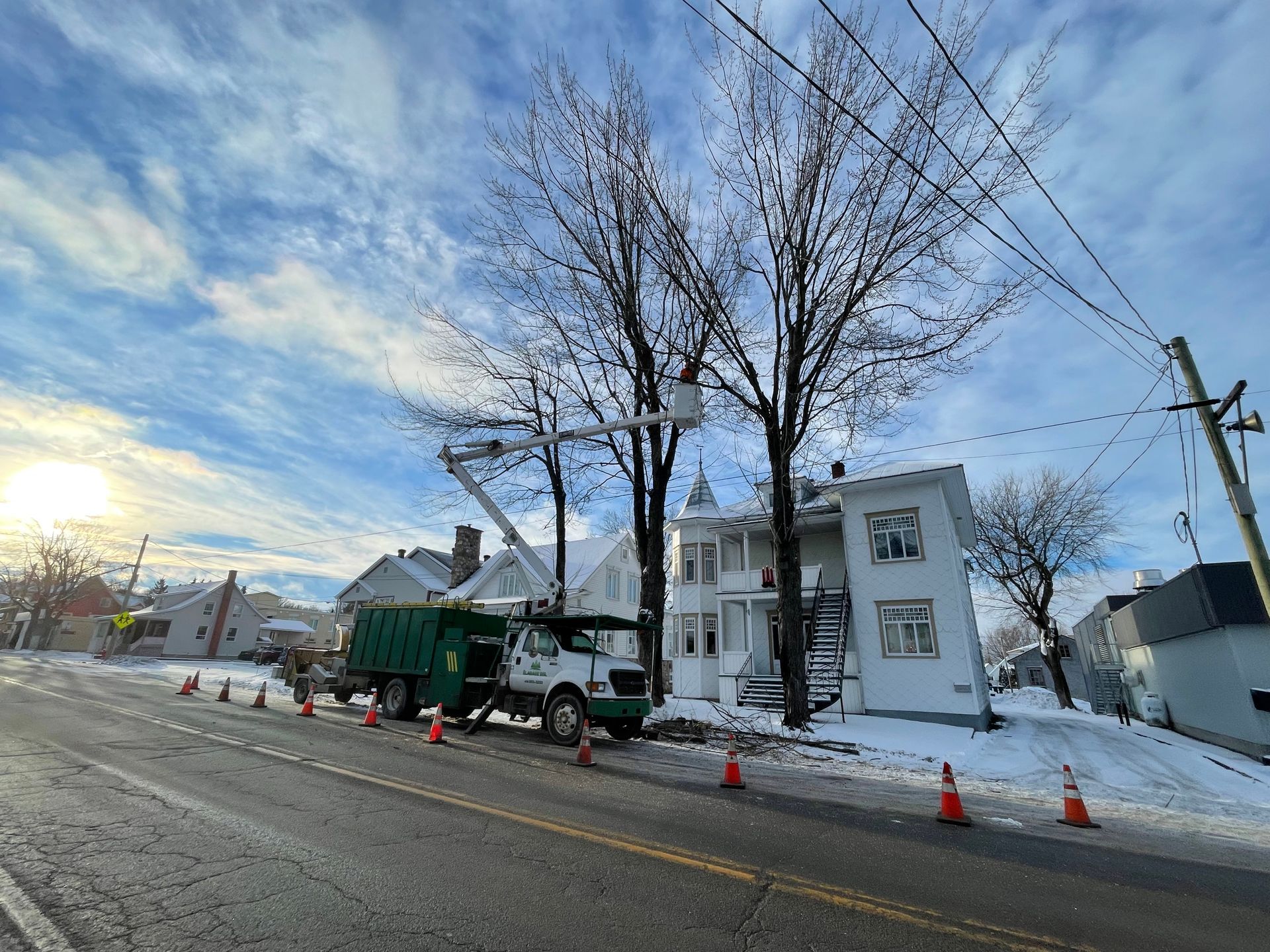 Un camion est garé sur le bord de la route à côté d'une maison.