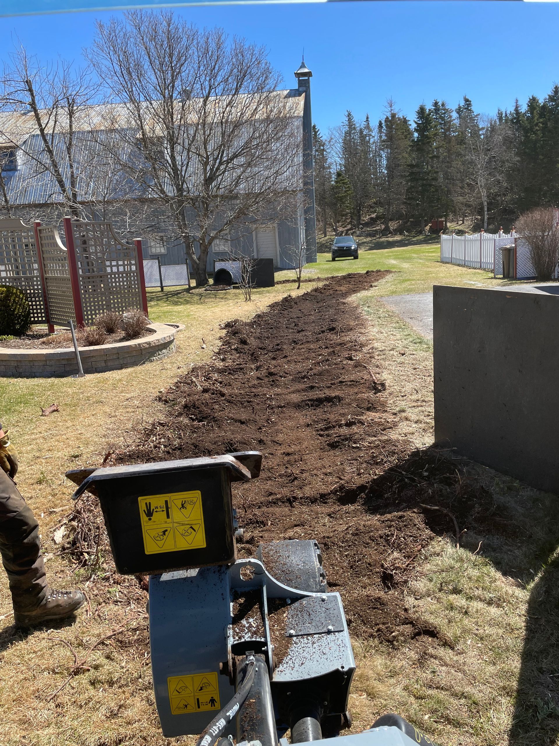 Une personne utilise une machine pour creuser un trou dans le sol.