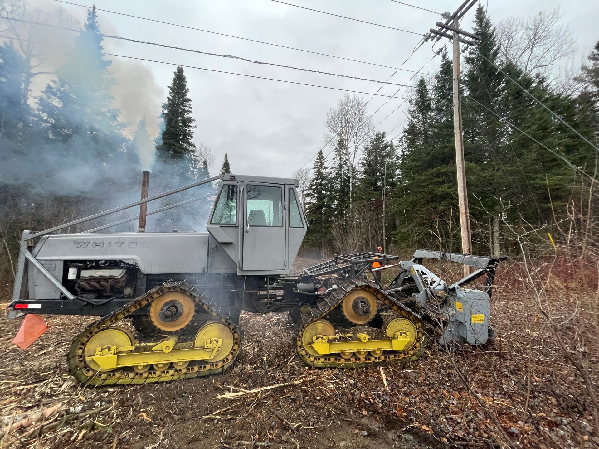 Deux tracteurs sont garés l'un à côté de l'autre dans un champ.
